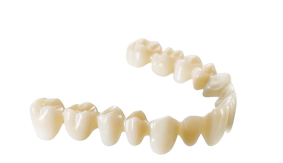 A porcelana confortável coroa a cerâmica de vista realística dos dentes saudáveis